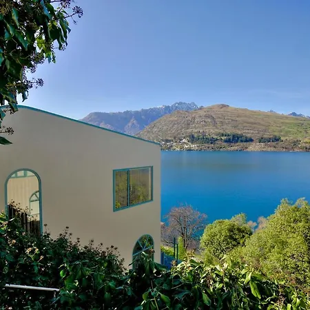 Frankton House - Queenstown Holiday Home